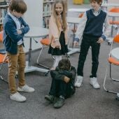 Un grupo de niños acosa a otra durante una clase del colegio