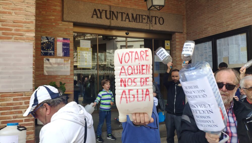 Los vecinos han llevado bombonas de agua