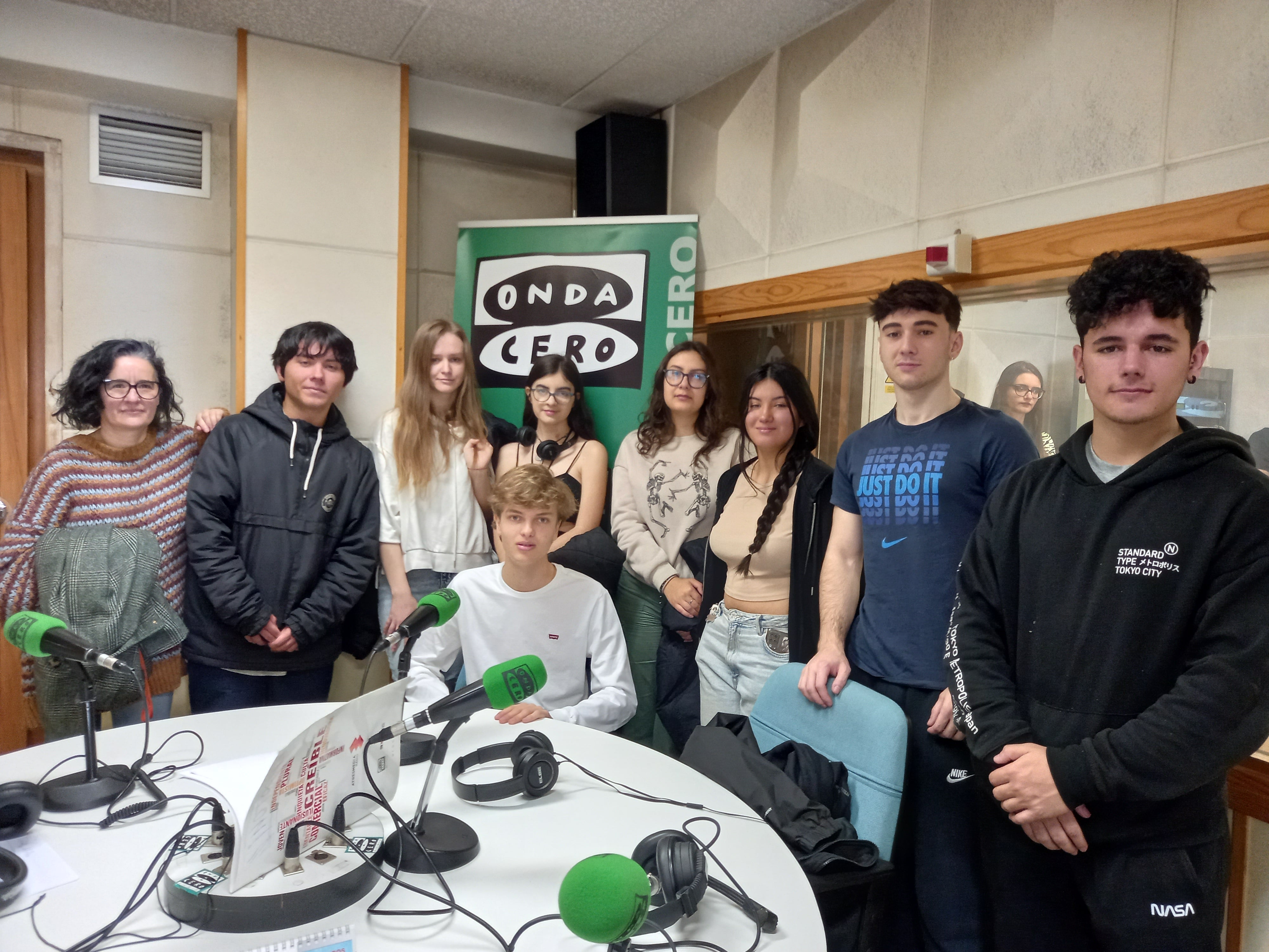 Los alumnos de bachillerato de Arte, visitan Onda Cero Segovia Los alumnos de bachillerato de Arte, visitan Onda Cero Segovia