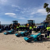 Torrevieja ya cuenta con nueva maquinaria para el servicio de limpieza de playas Torrevieja ya cuenta con nueva maquinaria para el servicio de limpieza de playas