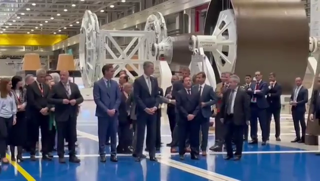 El rey estrena la nave de Airbus para fabricar satélites y cohetes El rey estrena la nave de Airbus para fabricar satélites y cohetes