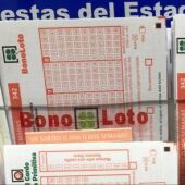 Boletos de la Bonoloto en una administración de lotería.