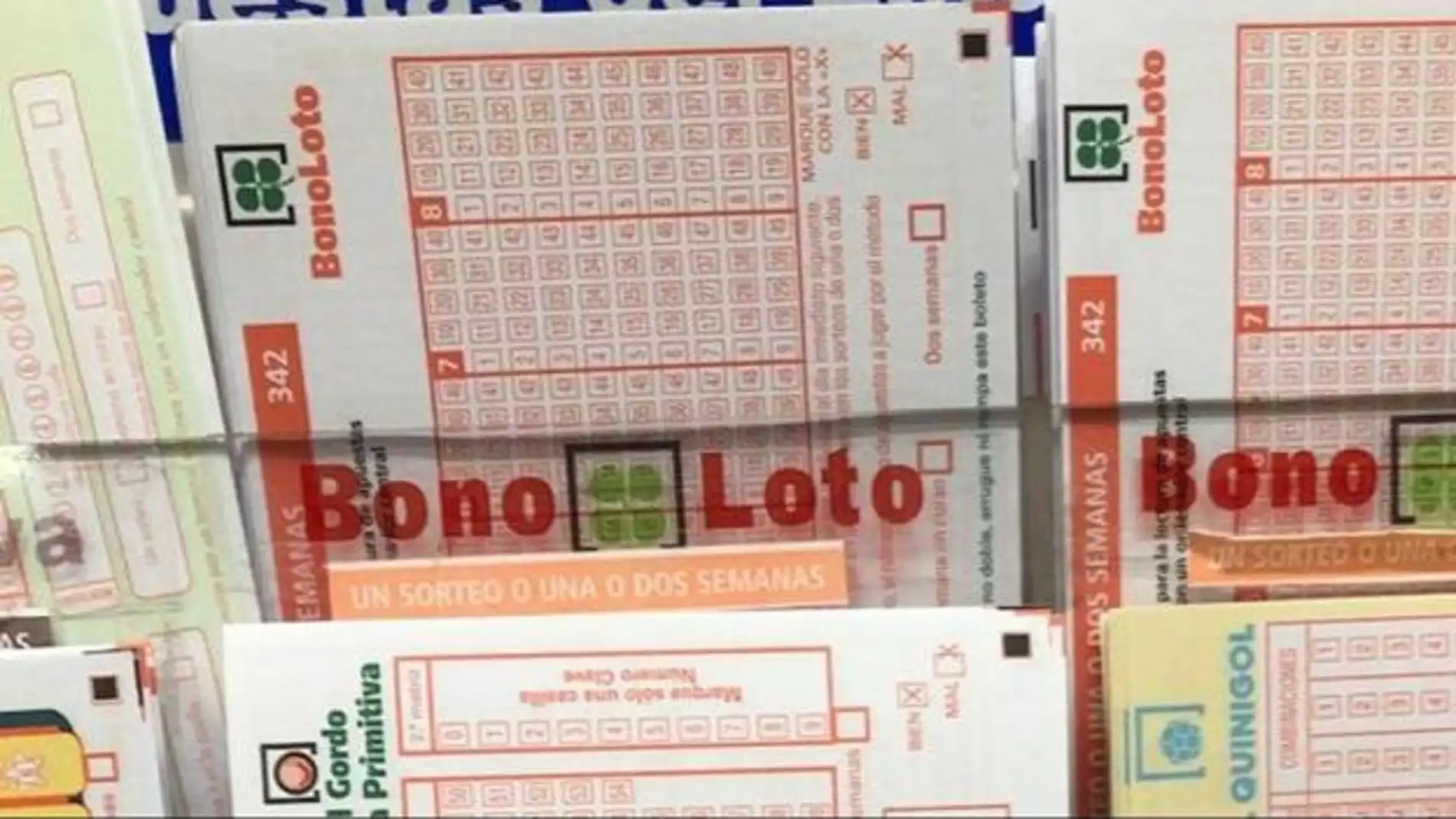 Boletos de la Bonoloto en una administración de lotería.