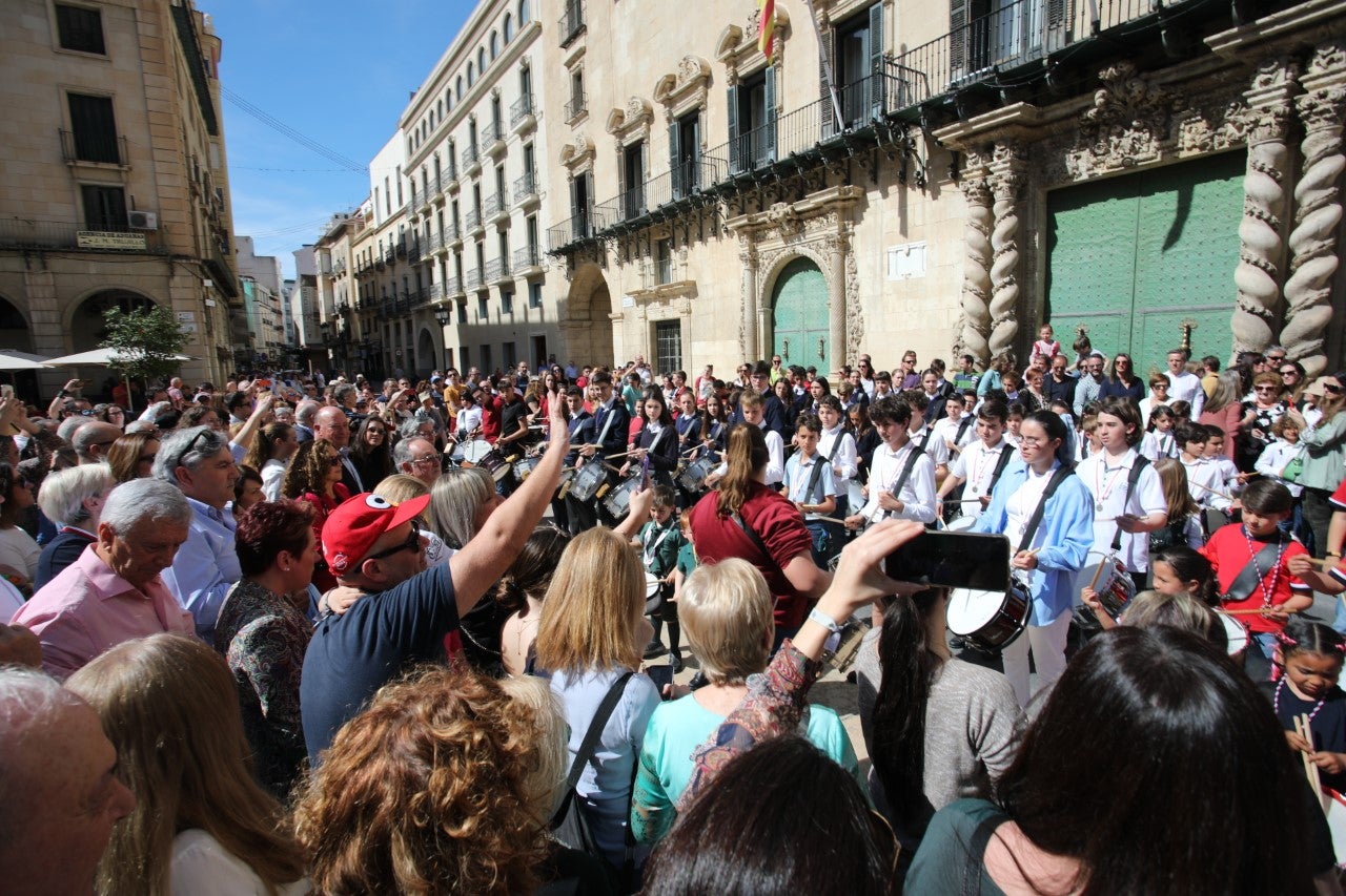 La ya tradicional Tamborrada da comienzo al ambiente de Semana Santa en Alicante La ya tradicional Tamborrada da comienzo al ambiente de Semana Santa en Alicante