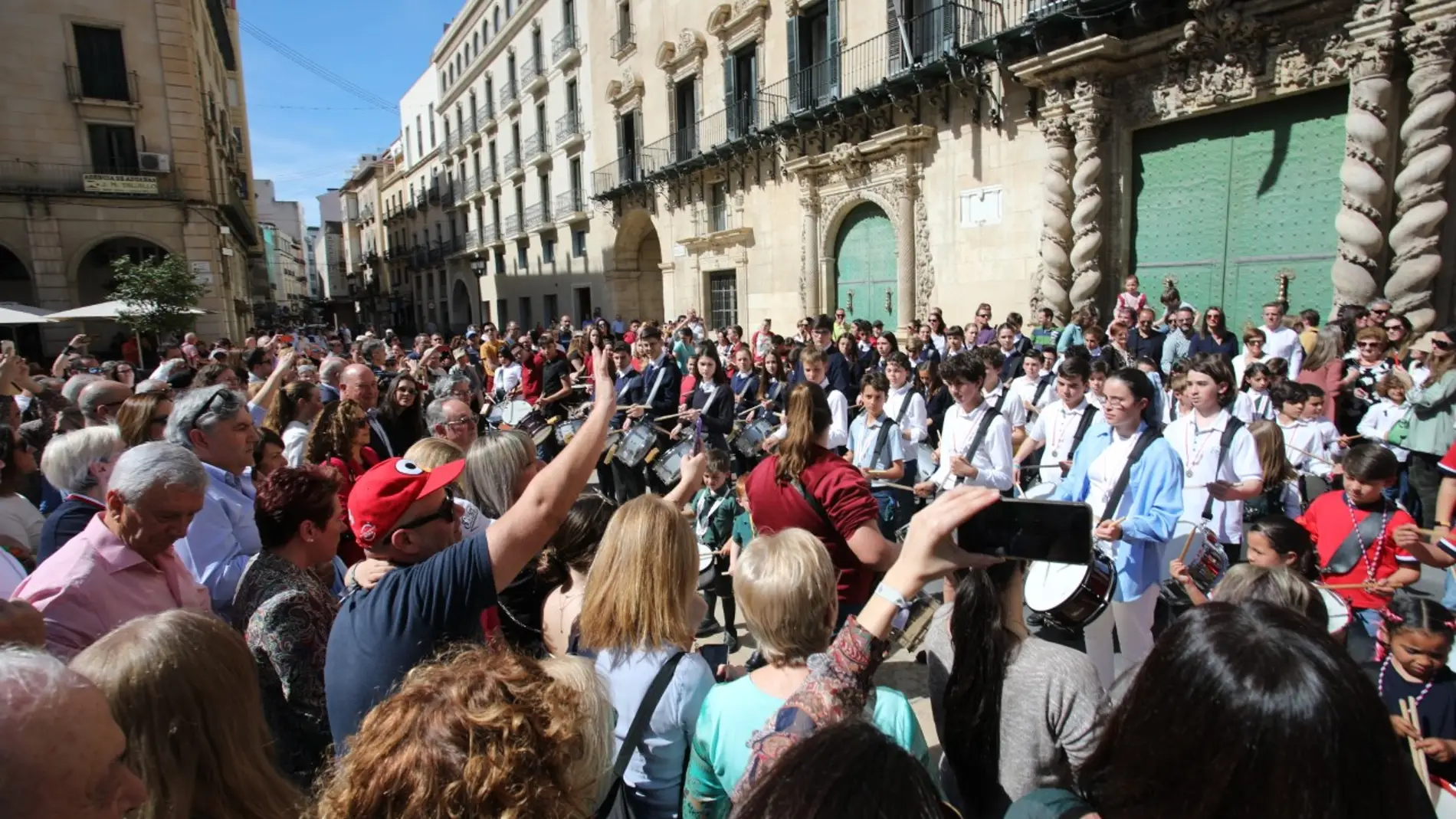 La ya tradicional Tamborrada da comienzo al ambiente de Semana Santa en Alicante
