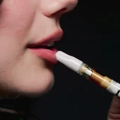 El riesgo de los cigarrillos electrónicos: así puede afectar a tu salud fumar con vapeador El riesgo de los cigarrillos electrónicos: así puede afectar a tu salud fumar con vapeador
