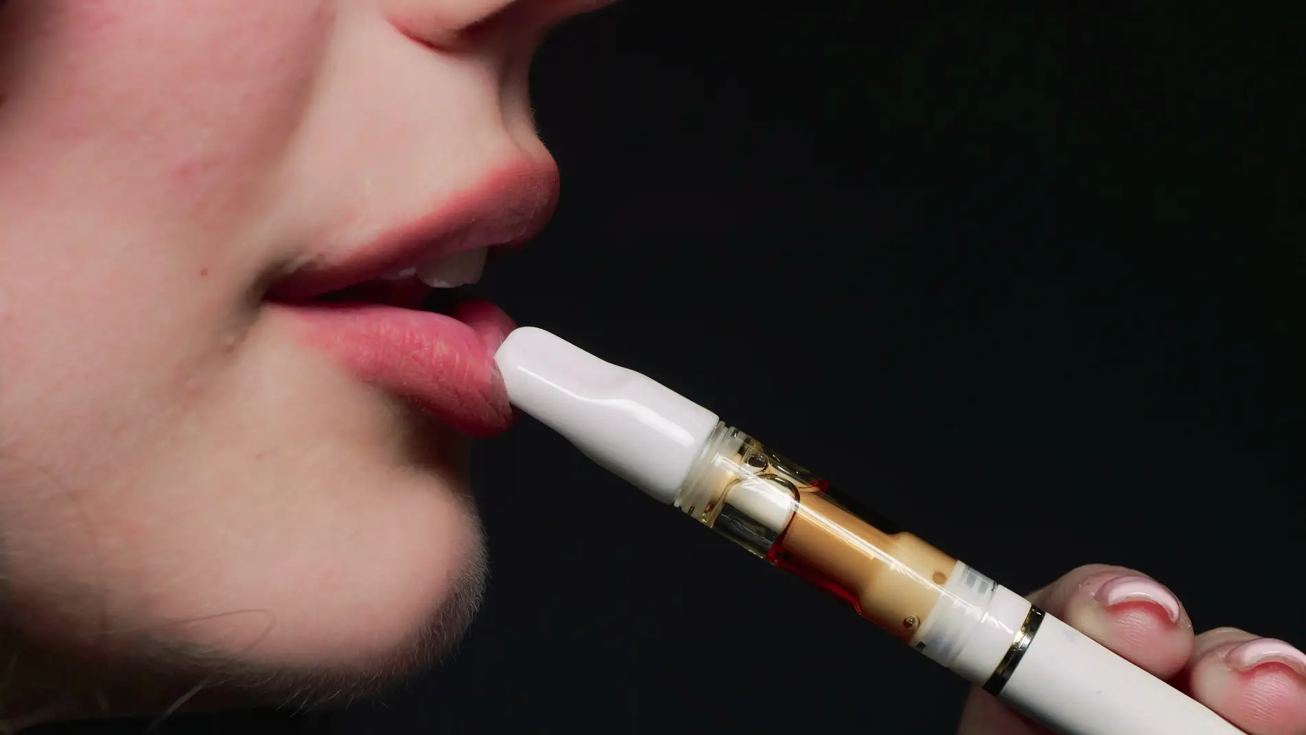 El riesgo de los cigarrillos electrónicos: así puede afectar a tu salud fumar con vapeador