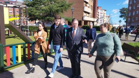 Alfredo Canteli, alcalde de Oviedo, visit&oacute; el barrio de Vetusta