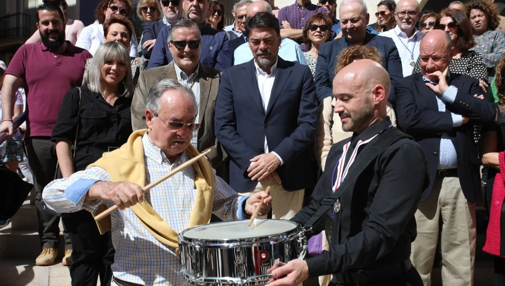 Toque de honor de Pepe Espadero en la tamborrada de Alicante