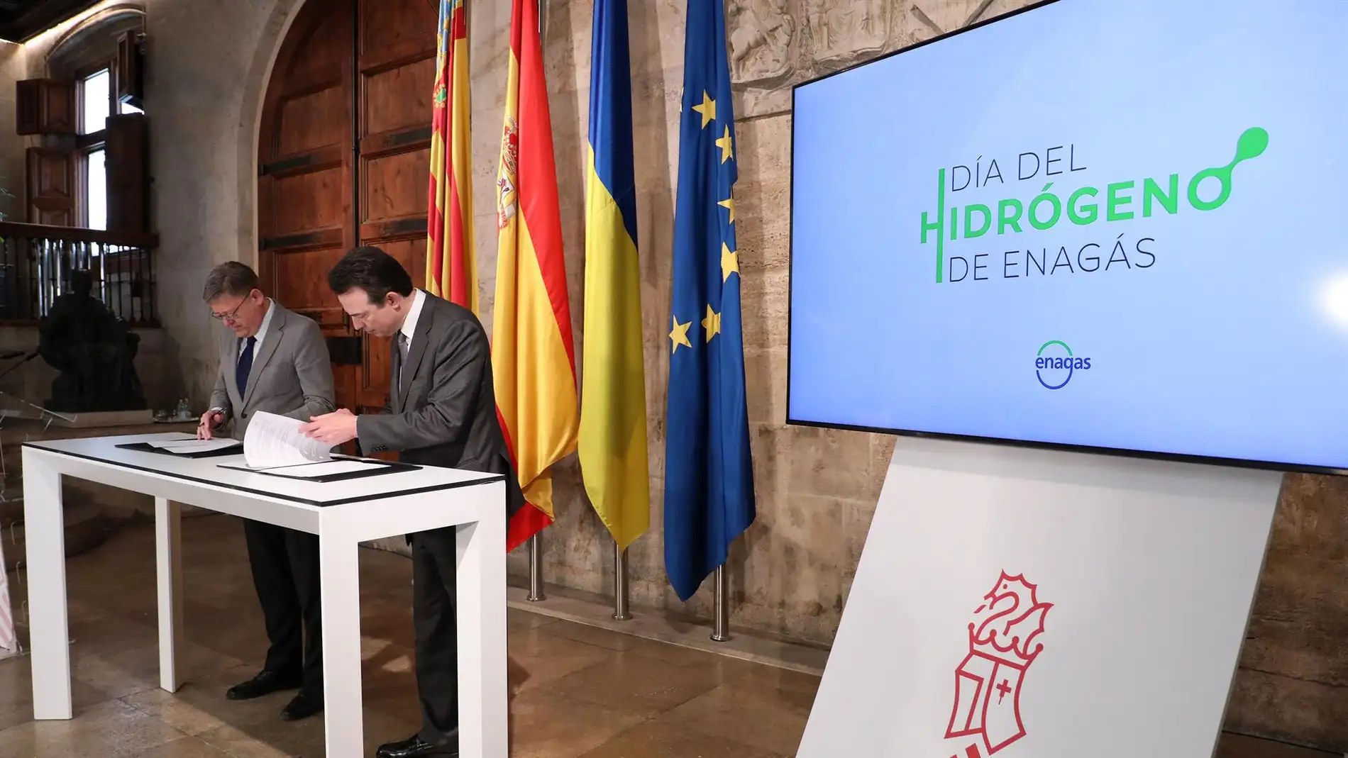 El presidente de la Generalitat, Ximo Puig, y el consejero delegado de Enagás, Arturo Gonzalo, firman un convenio de colaboración para desarrollar el hidrógeno verde en la Comunitat.