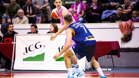 Fabio Santana defiende a un jugador de Lleida