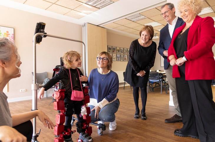 Niños y niñas con parálisis cerebral "prueban" el primer exoesqueleto pediátrico del mundo Niños y niñas con parálisis cerebral "prueban" el primer exoesqueleto pediátrico del mundo