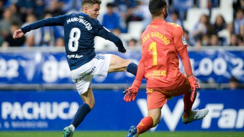 Manu Vallejo intenta un remate frente al Tenerife