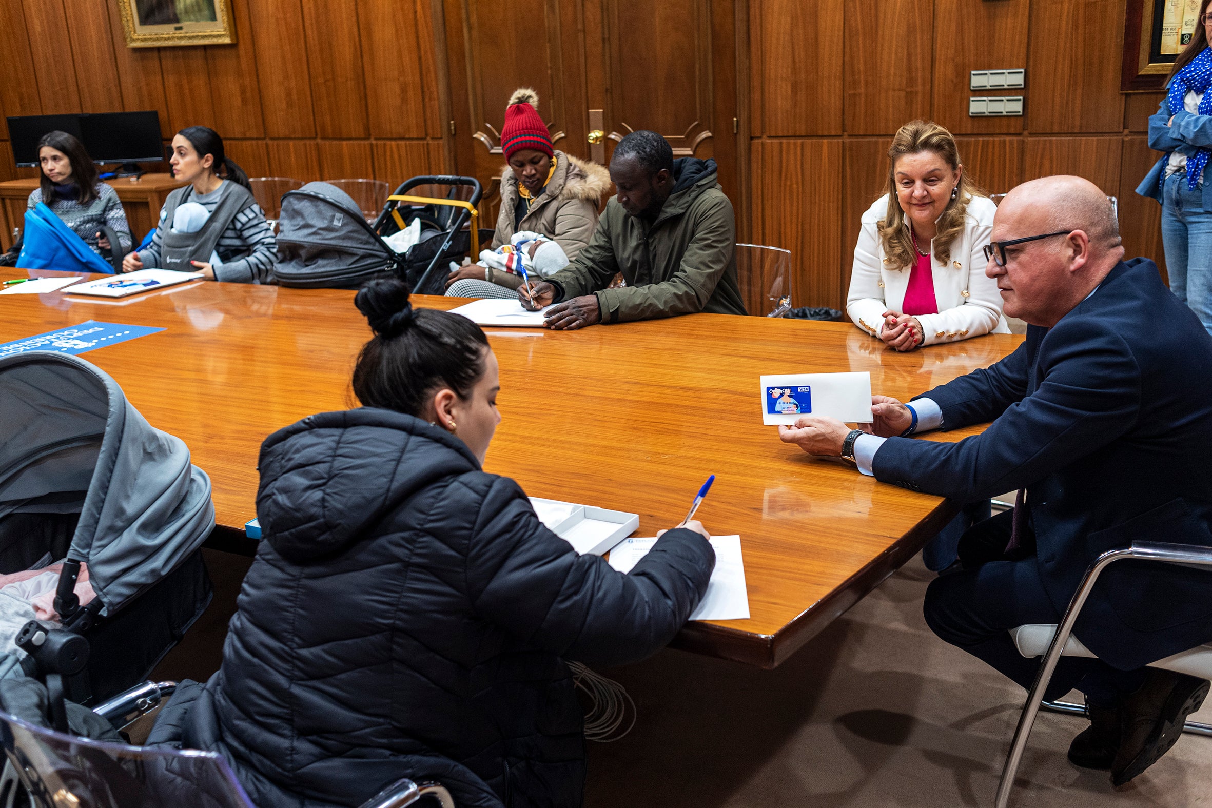Seis familias reciben as primeiras tarxetas do programa ChegOU 2023 Seis familias reciben as primeiras tarxetas do programa ChegOU 2023