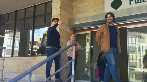 Alcalde y concejales visitando la plaza Alcalde y concejales visitando la plaza