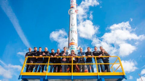 Equipo de la compañía española PLD Space junto a su cohete Miura 1