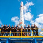 Equipo de la compañía española PLD Space junto a su cohete Miura 1
