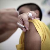 Un niño se pone una vacuna en una fotografía de archivo.