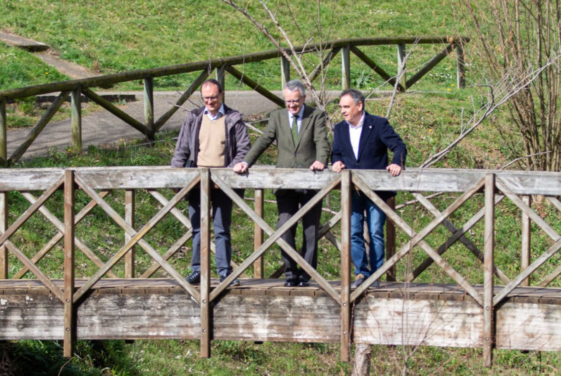 Nava presenta el proyecto de reparación de la senda peatonal y el cauce del río Viao Nava presenta el proyecto de reparación de la senda peatonal y el cauce del río Viao