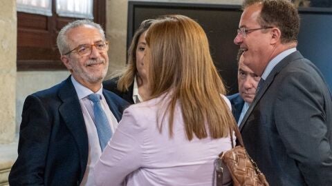 Flores conversa con otros ediles del Ayuntamiento