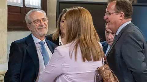 Flores conversa con otros ediles del Ayuntamiento Flores conversa con otros ediles del Ayuntamiento