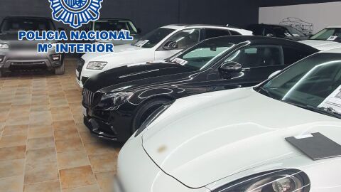 La Policía Nacional detiene en Crevillent a dos personas por vender coches de ocasión de alta gama a los que falseaban su kilometraje. La Policía Nacional detiene en Crevillent a dos personas por vender coches de ocasión de alta gama a los que falseaban su kilometraje.