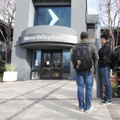 Gente a la puerta de una sucursal del Sillicon Valley Bank