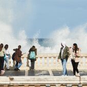 Una ola rompe en las inmediaciones del paseo marítimo del Sardinero