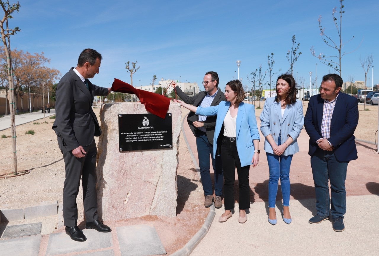 Elche recuerda los tres años del estado de alarma por la covid-19 descubriendo un monolito en recuerda de sus víctimas Elche recuerda los tres años del estado de alarma por la covid-19 descubriendo un monolito en recuerda de sus víctimas