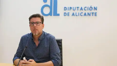 Gutiérrez acusa a la dirección general de C's de "intentar perjudicar a la Diputación de Alicante" por interés electoral en connivencia con el PSPV-PSOE Gutiérrez en una rueda de prensa en la Diputación de Alicante