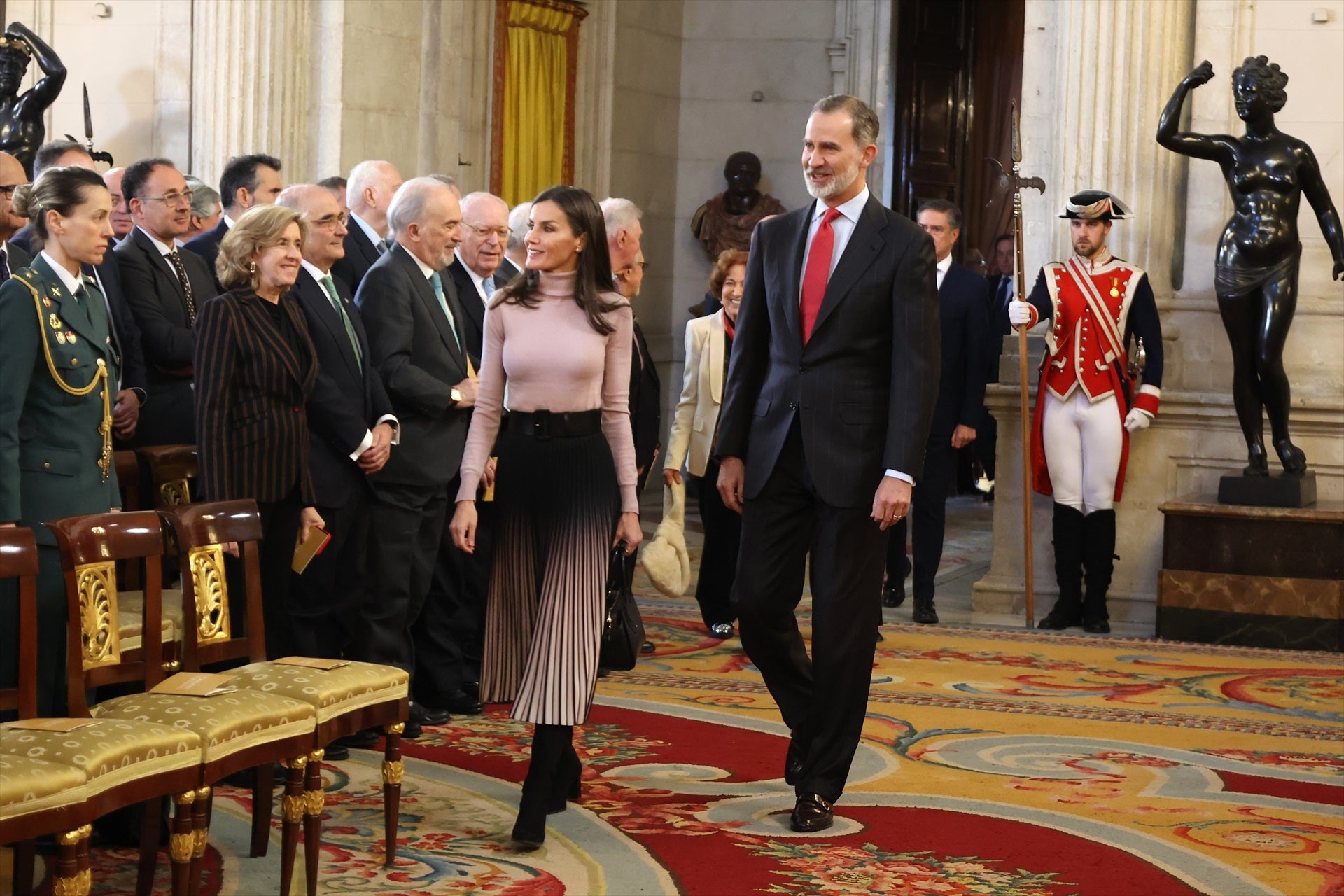 Los reyes: "La princesa Leonor sabe de la exigencia y del sacrificio que conlleva la vida castrense" Los reyes: "La princesa Leonor sabe de la exigencia y del sacrificio que conlleva la vida castrense"