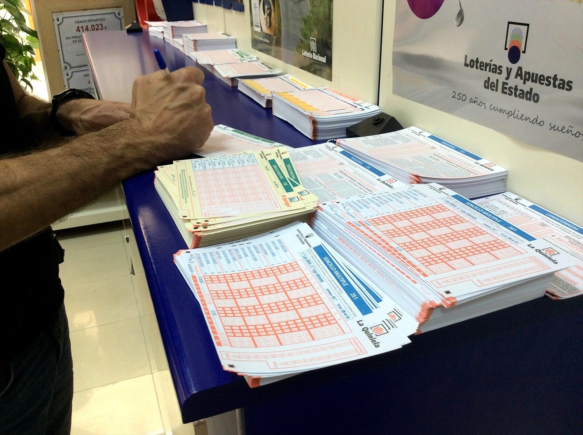 ¿Tongo en la Bonoloto? El matemático Santi Cremades explica cómo pueden salir dos combinaciones casi idénticas seguidas ¿Tongo en la Bonoloto? El matemático Santi Cremades explica cómo pueden salir dos combinaciones casi idénticas seguidas