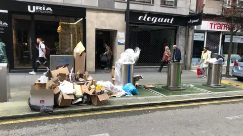 Se acumula la basura en los contenedores de reciclaje de Gijón Cogersa se hace cargo de la situación
