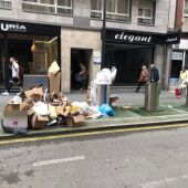 Se acumula la basura en los contenedores de reciclaje de Gijón