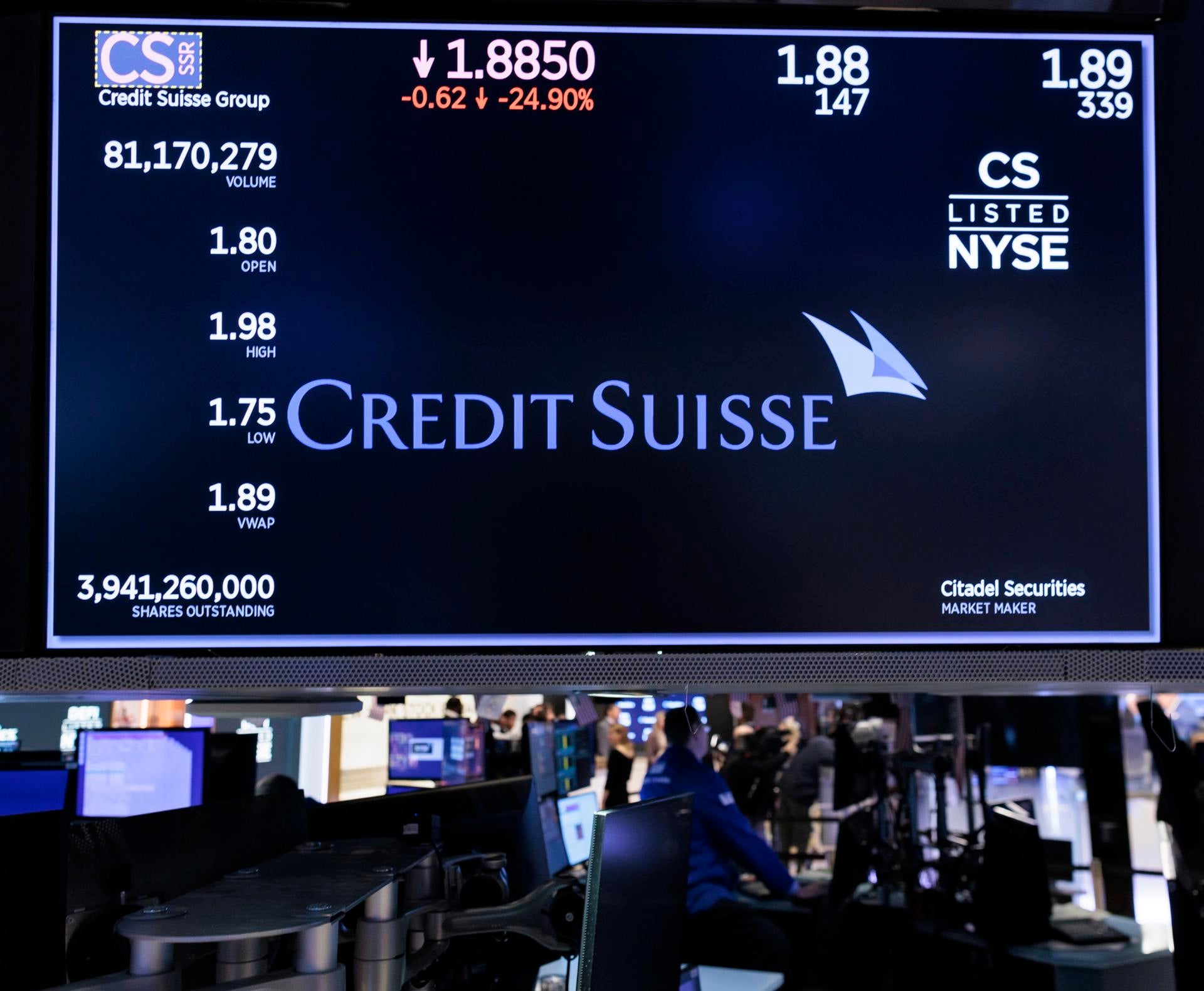 El desplome del Credit Suisse arrastra a los bancos españoles y mundiales en una jornada negra para las Bolsas El desplome del Credit Suisse arrastra a los bancos españoles y mundiales en una jornada negra para las Bolsas