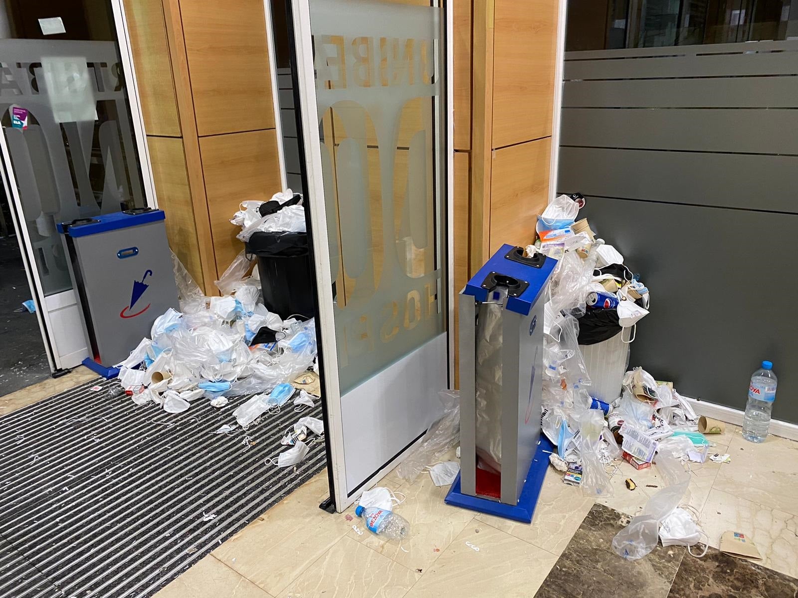 Situación insostenible en el Hospital Donostia por la huelga de limpieza Situación insostenible en el Hospital Donostia por la huelga de limpieza
