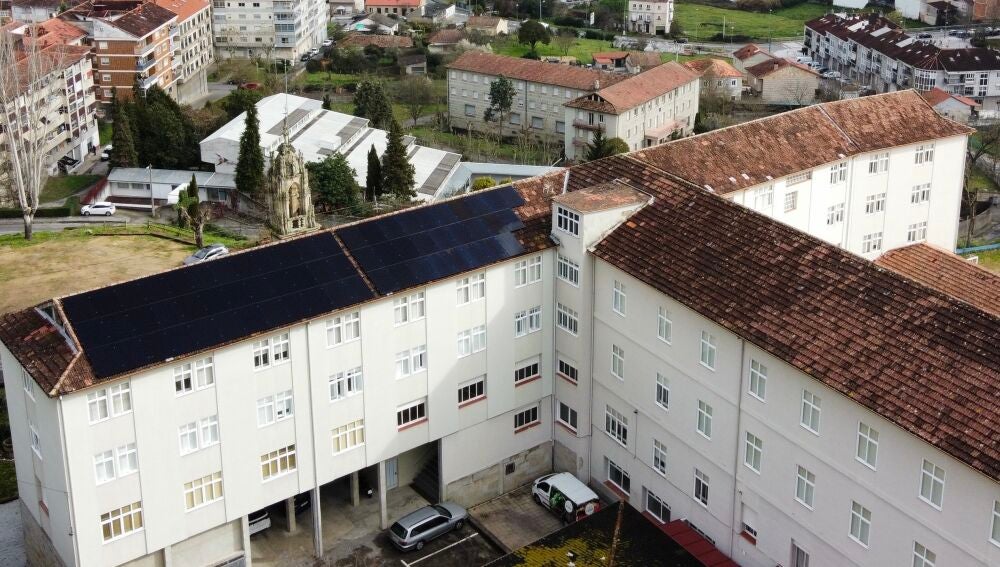 Paneles fotovolcaicos instalados por SOLGALEO en el Seminario de Ourense