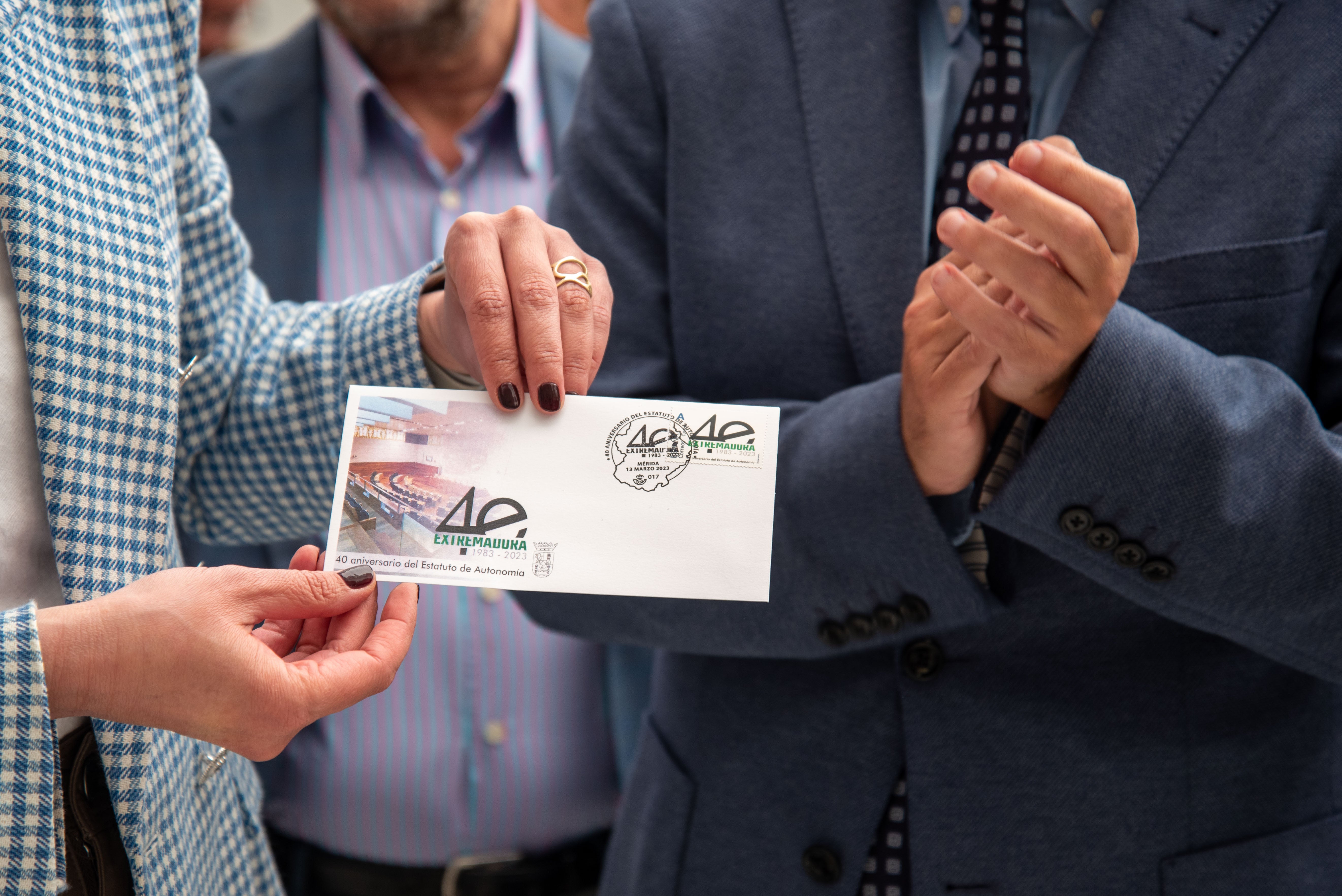 Una exposición en la Asamblea recorre la historia de Extremadura a través de sus sellos Una exposición en la Asamblea recorre la historia de Extremadura a través de sus sellos