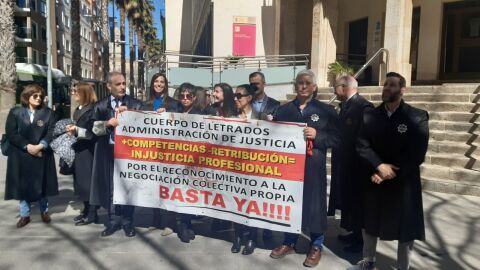 Concentración de los letrados frente a la Subdelegación del Gobierno en Ciudad Real