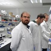El científico español Asier Unciti en el laboratorio del Institute of Genetics and Cancer de la Universidad de Edimburgo. 