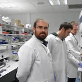 El científico español Asier Unciti en el laboratorio del Institute of Genetics and Cancer de la Universidad de Edimburgo. El científico español Asier Unciti en el laboratorio del Institute of Genetics and Cancer de la Universidad de Edimburgo.