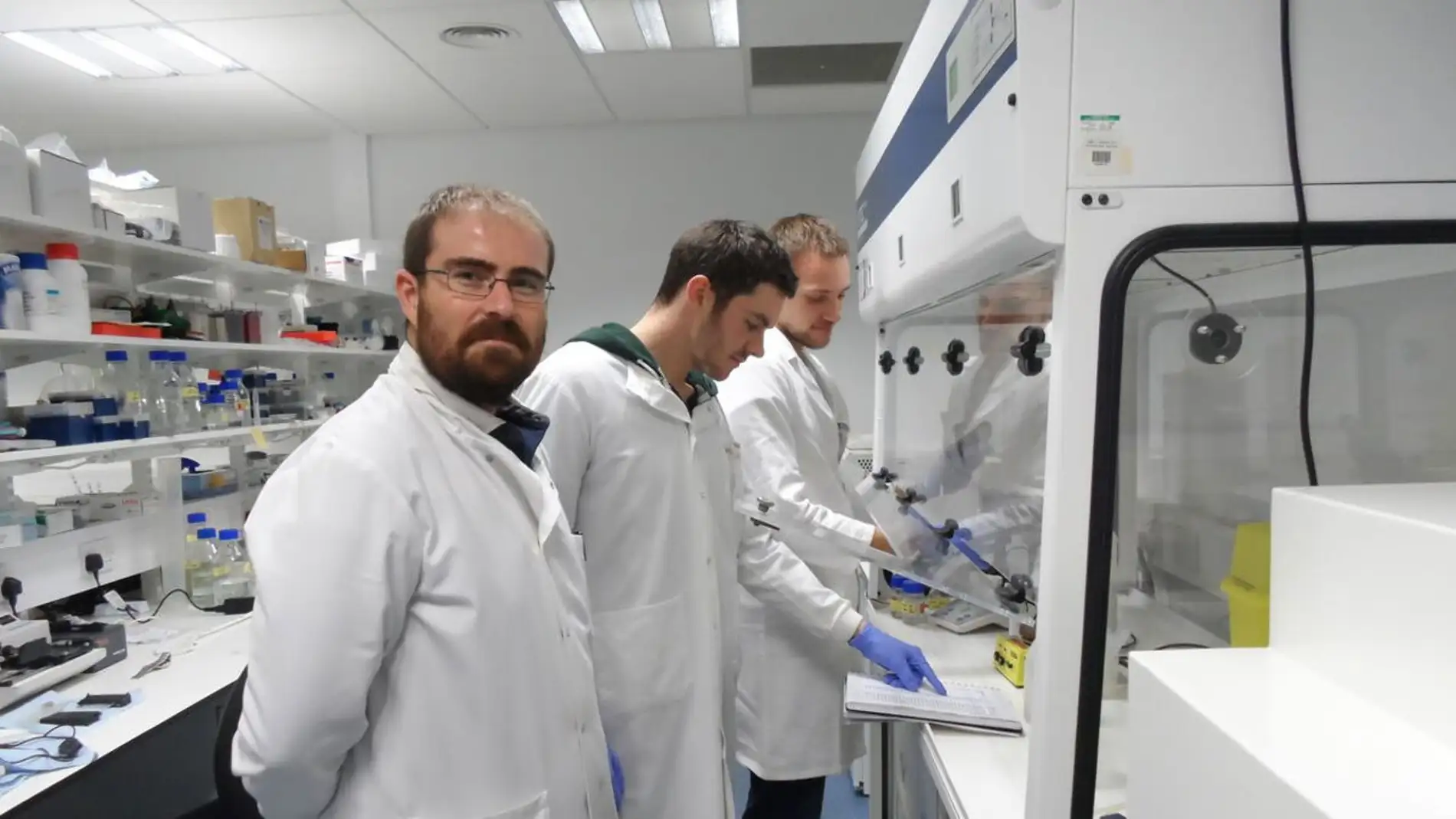 El científico español Asier Unciti en el laboratorio del Institute of Genetics and Cancer de la Universidad de Edimburgo. 