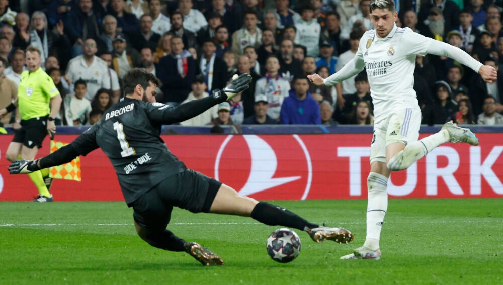 Alisson y Fede Valverde durante el Real Madrid - Liverpool