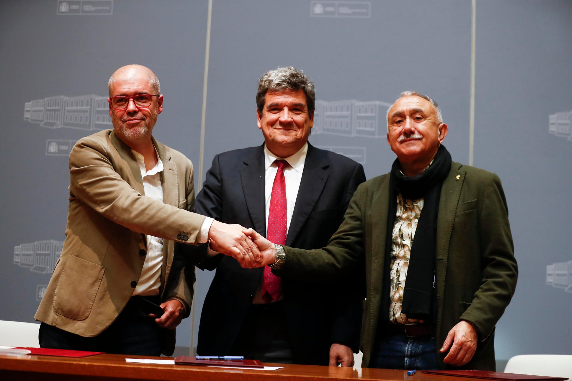 Los sindicatos y Escrivá califican de "histórico" el acuerdo para la reforma de la pensiones y afean la ausencia de la CEOE Los sindicatos y Escrivá califican de "histórico" el acuerdo para la reforma de la pensiones y afean la ausencia de la CEOE