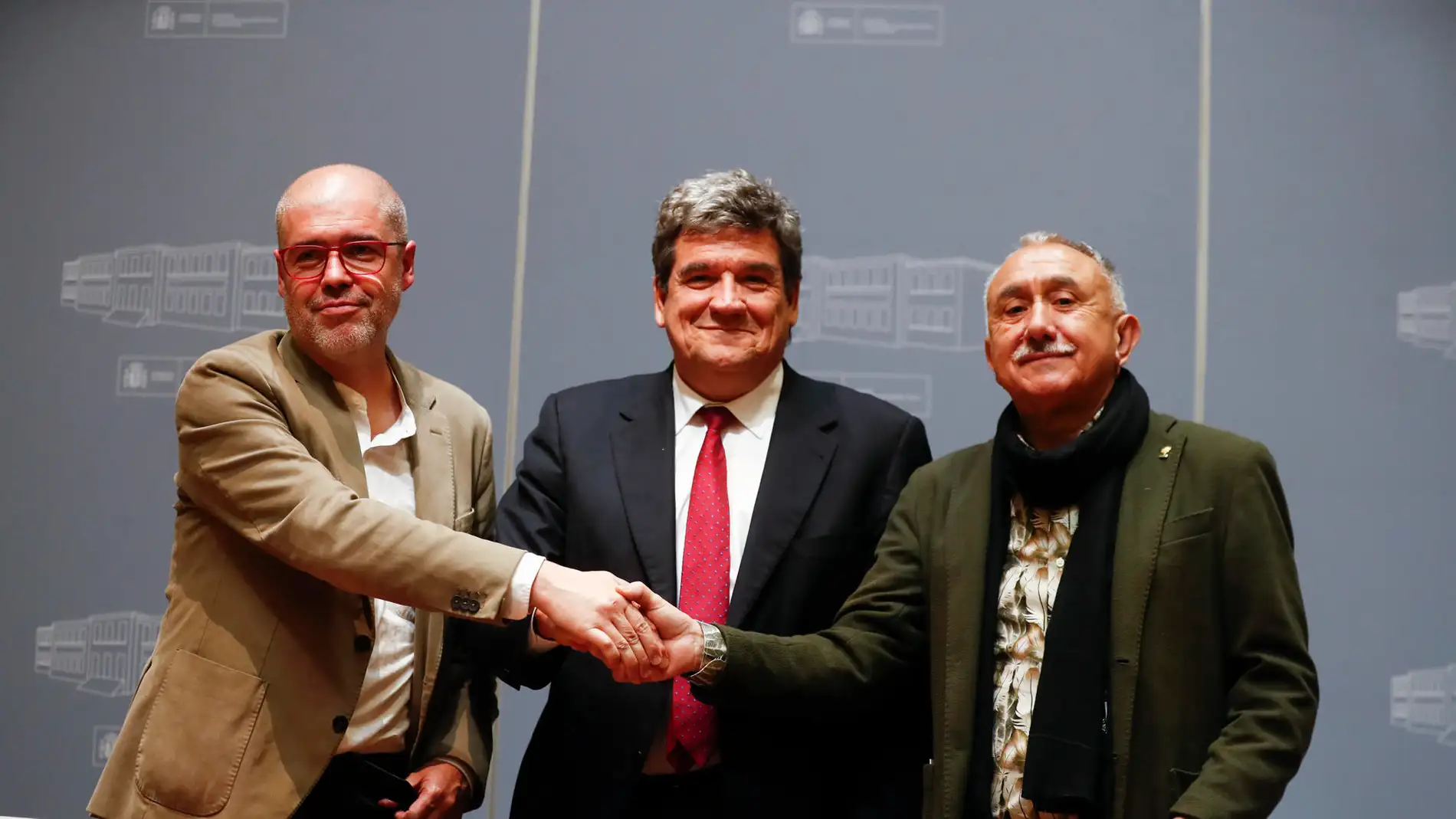 El ministro José Luis Escrivá y los secretario generales de CCOO y UGT, Unai Sordo y Pepe Álvarez