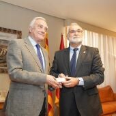 El presidente de las Cortes, Javier Sada, recibe el Informe Anual de manos del lugarteniente