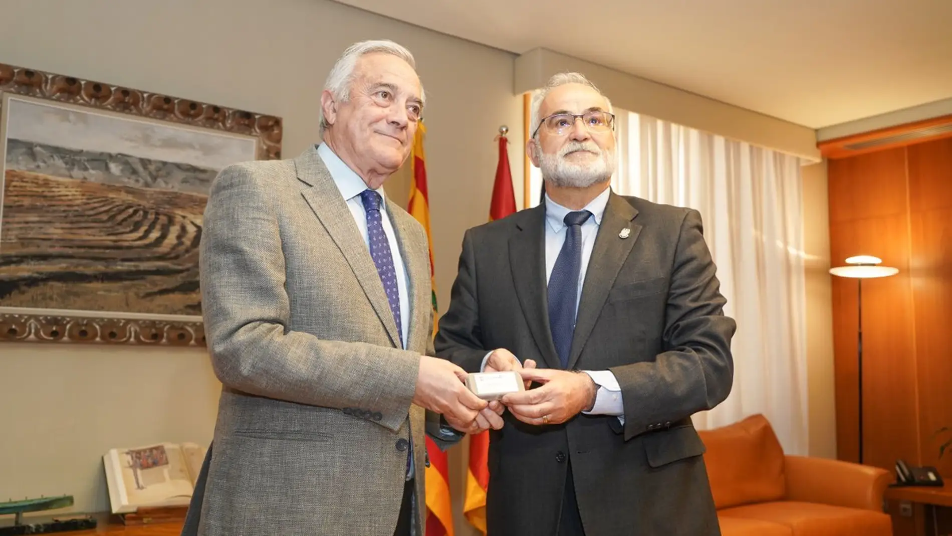 El presidente de las Cortes, Javier Sada, recibe el Informe Anual de manos del lugarteniente