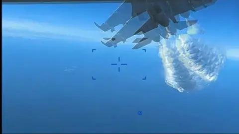 Así fue el impacto entre el caza ruso y el dron norteamericano: EEUU muestra las imágenes Así fue el impacto entre el caza ruso y el dron norteamericano: EEUU muestra las imágenes