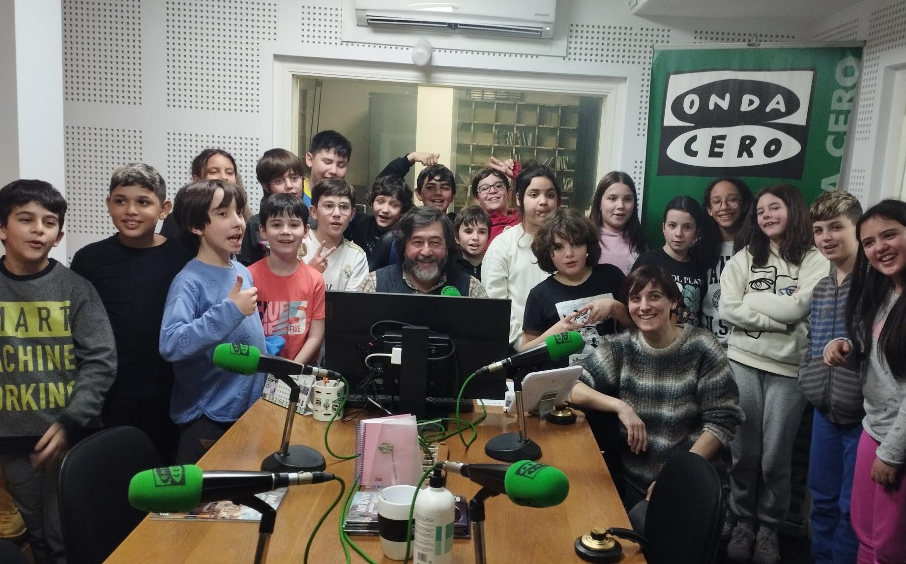 Escolares do CEIP As Mercedes visitan Onda Cero Escolares do CEIP As Mercedes visitan Onda Cero