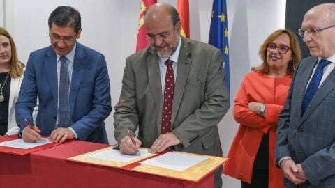 Firma del protocolo entre Caballero y Martínez Guijarro